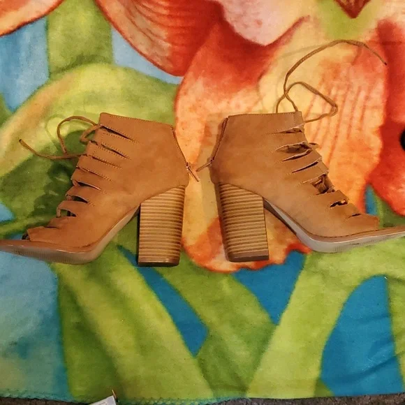 👢6.5 Altar’d State Vegan Light Brown Heels - Picture 6 of 11